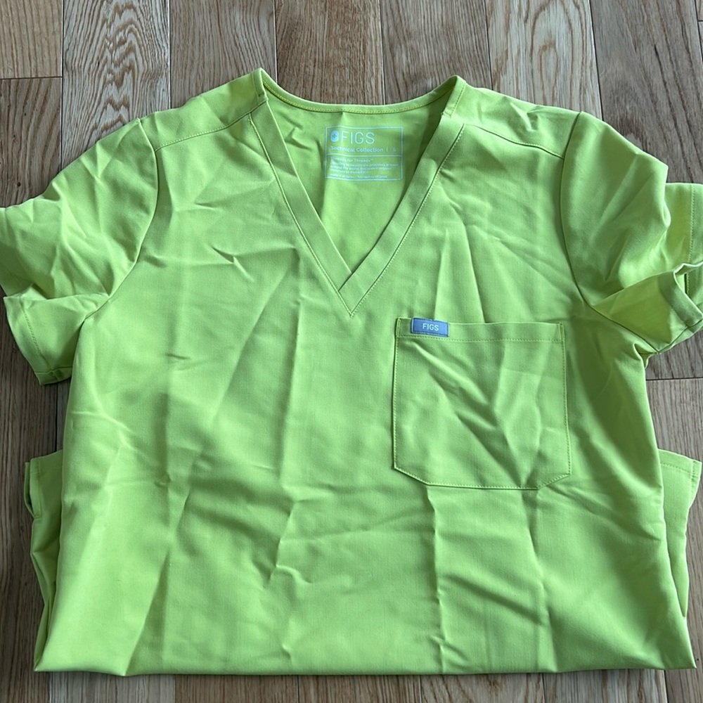 NWT. Figs Catarina one pocket scrub top. Limeade